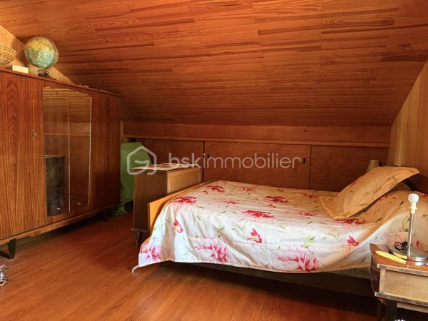 À Guilherand-Granges, découvrez cette maison familiale offrant 124 m² au sol (99 m² Carrez), implantée sur une parcelle arborée de 529 m², à proximité des commerces, écoles et transports.

Au rez-de-chaussée, elle se compose d’une cuisine indépendante, d’une salle à manger, d’un salon lumineux, ainsi que d’une chambre, d’une salle d’eau et d’un WC : une configuration appréciable pour bénéficier d’un espace nuit de plain-pied.

À l’étage, les combles aménagés accueillent deux chambres aux beaux volumes au sol :

une première de 18,25 m² au sol (10,75 m² Carrez) ;
une seconde de 23,39 m² au sol (8,80 m² Carrez) ;
ainsi qu’une salle de bains.

La maison bénéficie également d’un sous-sol d’environ 75 m² et surtout de deux garages de 82 m² et 26,52 m². Des surfaces particulièrement intéressantes pour stationner plusieurs véhicules, créer un atelier ou disposer d’importantes capacités de stockage.

À l’extérieur, le terrain de 529 m², arboré, offre un agréable espace autour de la maison.

Côté équipements : double vitrage, volets aluminium, fibre optique et alarme. L’assainissement est individuel par fosse septique et le chauffage est au fioul.

Une maison offrant de beaux volumes et de nombreuses surfaces annexes, avec un réel potentiel d’évolution et de modernisation selon vos envies.

📞 Contactez-moi pour obtenir davantage d’informations ou organiser une visite.