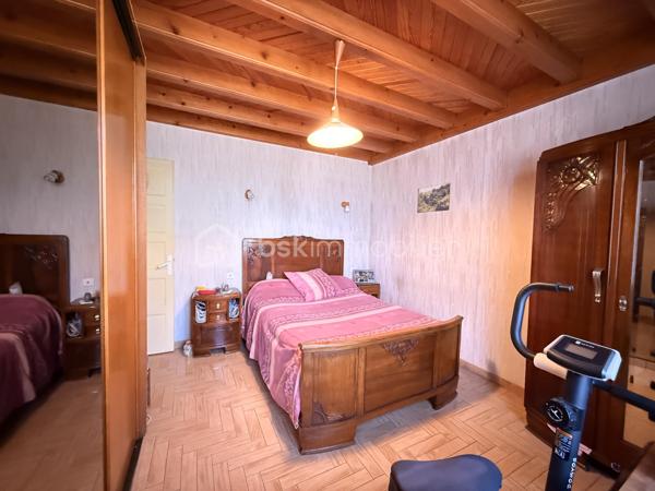 À Guilherand-Granges, découvrez cette maison familiale offrant 124 m² au sol (99 m² Carrez), implantée sur une parcelle arborée de 529 m², à proximité des commerces, écoles et transports.

Au rez-de-chaussée, elle se compose d’une cuisine indépendante, d’une salle à manger, d’un salon lumineux, ainsi que d’une chambre, d’une salle d’eau et d’un WC : une configuration appréciable pour bénéficier d’un espace nuit de plain-pied.

À l’étage, les combles aménagés accueillent deux chambres aux beaux volumes au sol :

une première de 18,25 m² au sol (10,75 m² Carrez) ;
une seconde de 23,39 m² au sol (8,80 m² Carrez) ;
ainsi qu’une salle de bains.

La maison bénéficie également d’un sous-sol d’environ 75 m² et surtout de deux garages de 82 m² et 26,52 m². Des surfaces particulièrement intéressantes pour stationner plusieurs véhicules, créer un atelier ou disposer d’importantes capacités de stockage.

À l’extérieur, le terrain de 529 m², arboré, offre un agréable espace autour de la maison.

Côté équipements : double vitrage, volets aluminium, fibre optique et alarme. L’assainissement est individuel par fosse septique et le chauffage est au fioul.

Une maison offrant de beaux volumes et de nombreuses surfaces annexes, avec un réel potentiel d’évolution et de modernisation selon vos envies.

📞 Contactez-moi pour obtenir davantage d’informations ou organiser une visite.