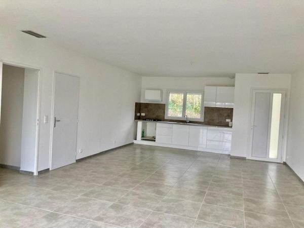 VILLA NEUVE PLAIN PIED AVEC GARAGE ET JARDIN CLOS