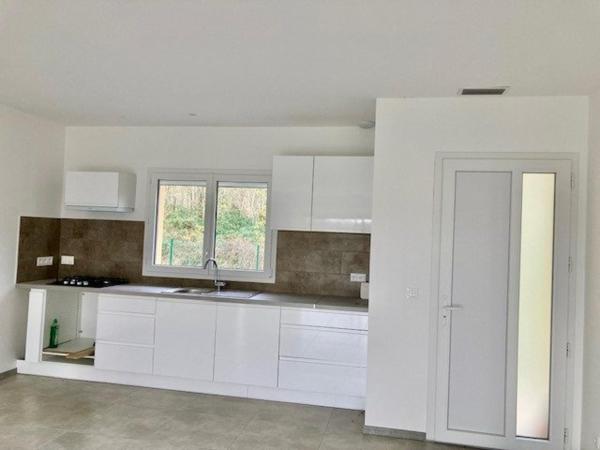 VILLA NEUVE PLAIN PIED AVEC GARAGE ET JARDIN CLOS