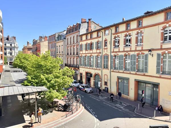 Appartement ou Bureau T3 de 74 m2 Place des Carmes (ascenseur + balcon)