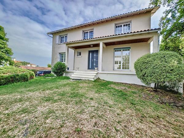 Maison familiale sur 3 niveaux à vendre au Gua, avec sa piscine et 170 m² à proximité des commodités.