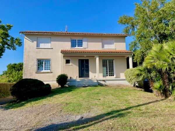 Maison familiale sur 3 niveaux à vendre au Gua, avec sa piscine et 170 m² à proximité des commodités.