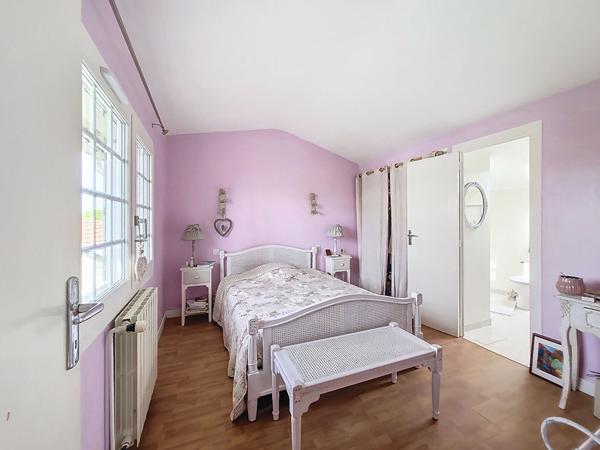 Maison familiale sur 3 niveaux à vendre au Gua, avec sa piscine et 170 m² à proximité des commodités.
