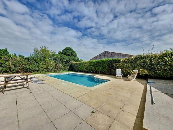Maison familiale sur 3 niveaux à vendre au Gua, avec sa piscine et 170 m² à proximité des commodités.