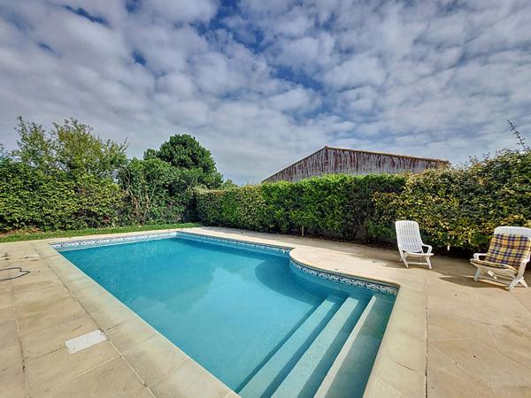 Maison familiale sur 3 niveaux à vendre au Gua, avec sa piscine et 170 m² à proximité des commodités.