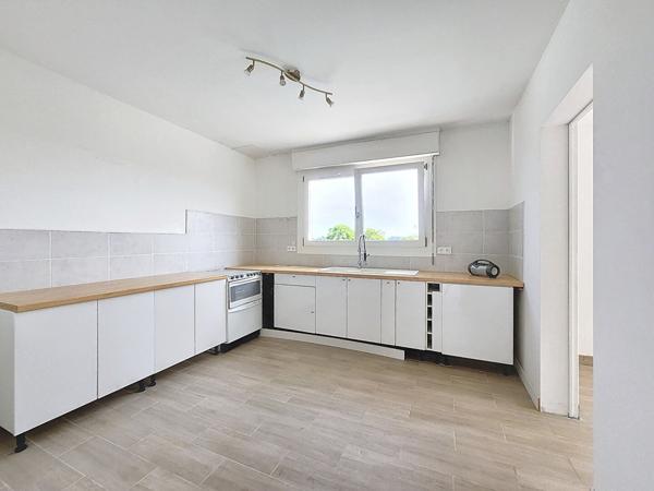 Maison familiale sur 3 niveaux à vendre au Gua, avec sa piscine et 170 m² à proximité des commodités.