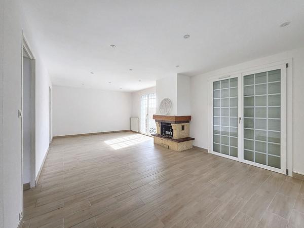 Maison familiale sur 3 niveaux à vendre au Gua, avec sa piscine et 170 m² à proximité des commodités.