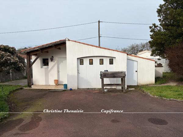 Maison de charme à vendre Plain-pied, 4 chambres, Grand garage, Studio à aménager, 2 entrées sur 1200 m2 de terrain, SAINT HILAIRE DE RIEZ (85)