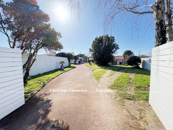 Maison de charme à vendre Plain-pied, 4 chambres, Grand garage, Studio à aménager, 2 entrées sur 1200 m2 de terrain, SAINT HILAIRE DE RIEZ (85)