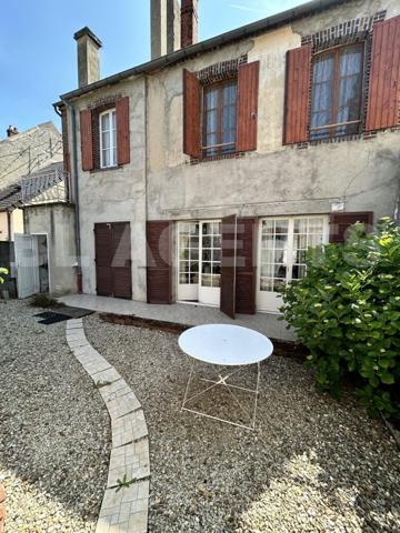 Charmante maison de ville 210m²  avec dépendance et grand jardin Brinon-sur-Armançon