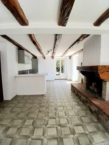 APPARTEMENT RDC AVEC TERRASSE ET 700 M2 DE TERRAIN