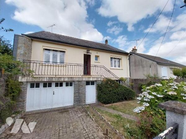 VITRE. Proche centre ville, dans rue calme, maison de type 3 en rez de chaussée sur élevé, à ré...