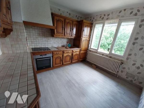 VITRE. Proche centre ville, dans rue calme, maison de type 3 en rez de chaussée sur élevé, à ré...