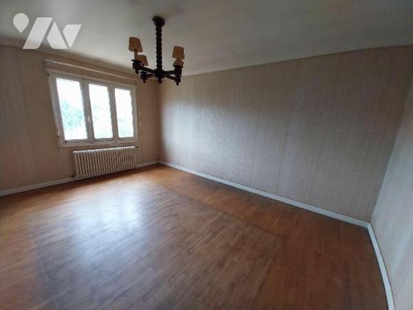 VITRE. Proche centre ville, dans rue calme, maison de type 3 en rez de chaussée sur élevé, à ré...