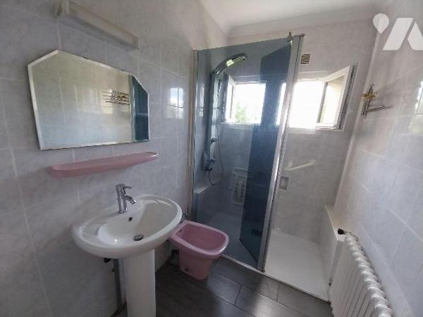 VITRE. Proche centre ville, dans rue calme, maison de type 3 en rez de chaussée sur élevé, à ré...