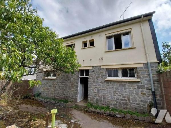 VITRE. Proche centre ville, dans rue calme, maison de type 3 en rez de chaussée sur élevé, à ré...