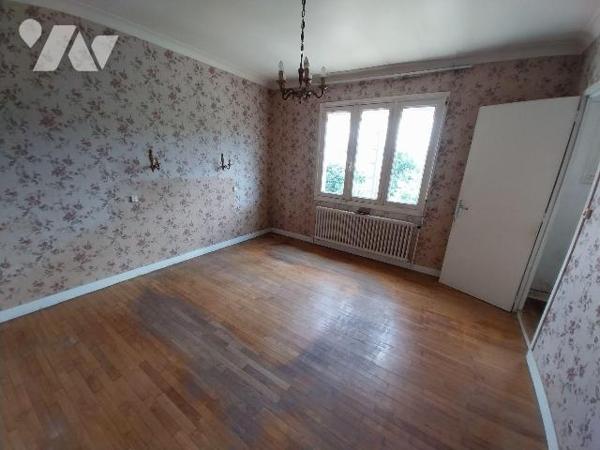 VITRE. Proche centre ville, dans rue calme, maison de type 3 en rez de chaussée sur élevé, à ré...