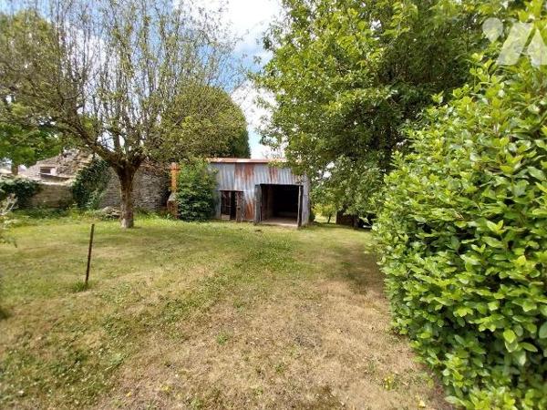 VITRE. Proche centre ville, dans rue calme, maison de type 3 en rez de chaussée sur élevé, à ré...