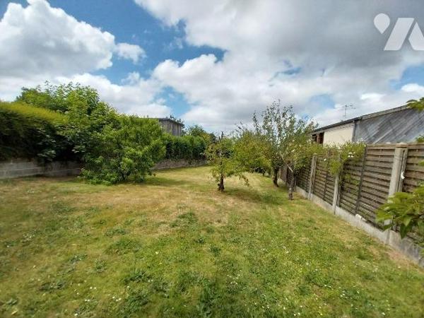 VITRE. Proche centre ville, dans rue calme, maison de type 3 en rez de chaussée sur élevé, à ré...