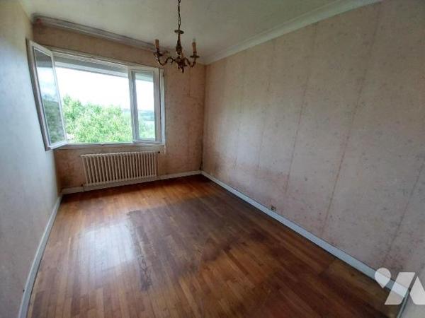 VITRE. Proche centre ville, dans rue calme, maison de type 3 en rez de chaussée sur élevé, à ré...