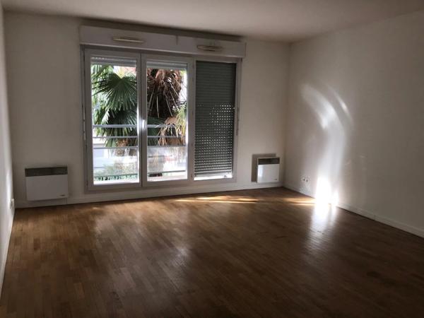 Location                                                      Appartement
                        
                     3 pièces                      67 m2                     à Les Lilas