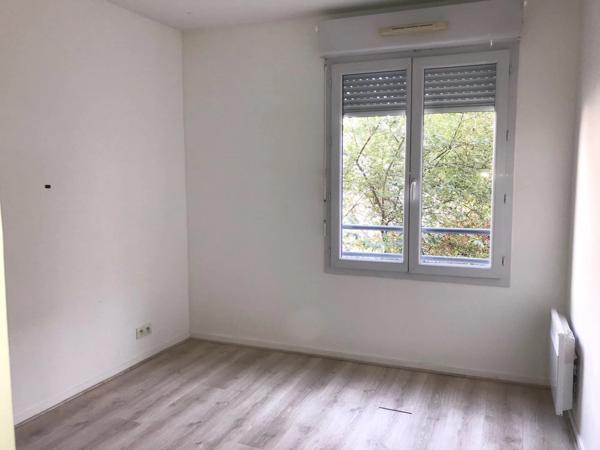 Location                                                      Appartement
                        
                     3 pièces                      67 m2                     à Les Lilas