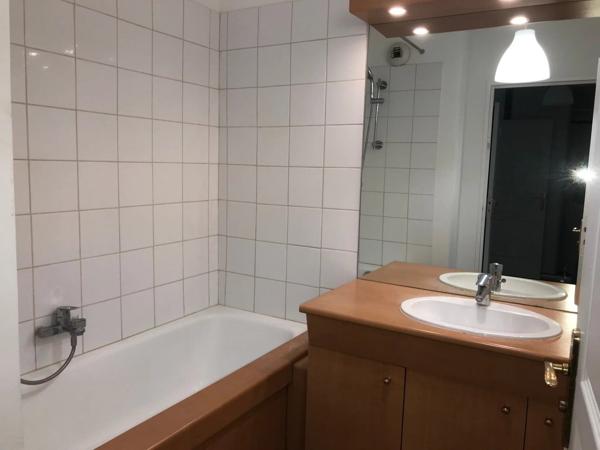Location                                                      Appartement
                        
                     3 pièces                      67 m2                     à Les Lilas