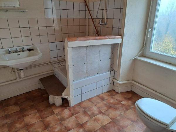 Immeuble à vendre à Saint-Georges dans le Cantal (15100), ref : 044/1095