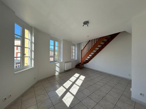 BEL APPARTEMENT T3 AVEC CAVE ENTIEREMENT RENOVE