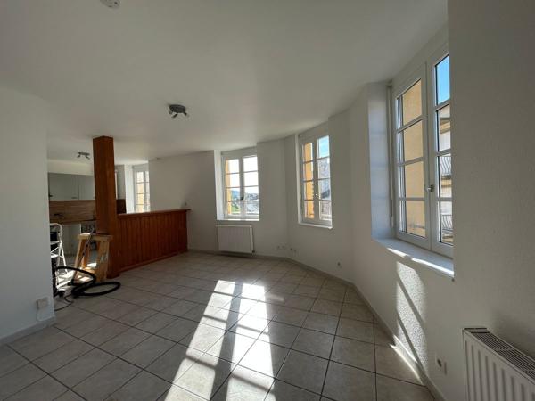 BEL APPARTEMENT T3 AVEC CAVE ENTIEREMENT RENOVE