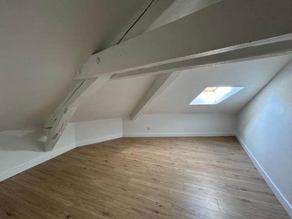 BEL APPARTEMENT T3 AVEC CAVE ENTIEREMENT RENOVE