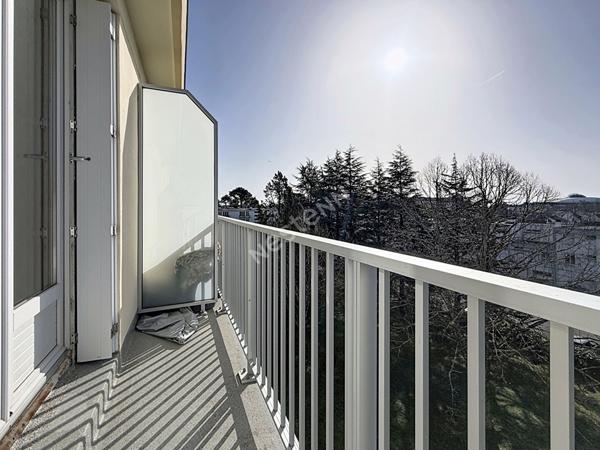 Nantes Bourgeonnière : A VENDRE, Appartement T3 au 3ème et dernier étage, 2 chambres, balcon, cave et parking. Prévoir rafraichissement.