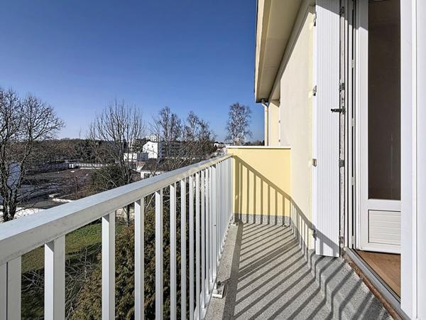 Nantes Bourgeonnière : A VENDRE, Appartement T3 au 3ème et dernier étage, 2 chambres, balcon, cave et parking. Prévoir rafraichissement.