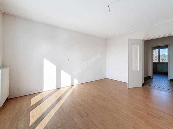 Nantes Bourgeonnière : A VENDRE, Appartement T3 au 3ème et dernier étage, 2 chambres, balcon, cave et parking. Prévoir rafraichissement.