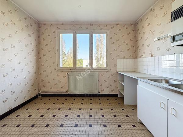Nantes Bourgeonnière : A VENDRE, Appartement T3 au 3ème et dernier étage, 2 chambres, balcon, cave et parking. Prévoir rafraichissement.