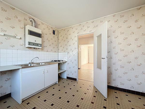 Nantes Bourgeonnière : A VENDRE, Appartement T3 au 3ème et dernier étage, 2 chambres, balcon, cave et parking. Prévoir rafraichissement.