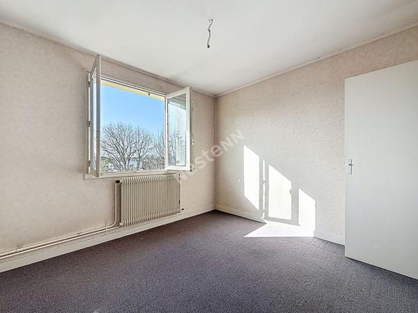 Nantes Bourgeonnière : A VENDRE, Appartement T3 au 3ème et dernier étage, 2 chambres, balcon, cave et parking. Prévoir rafraichissement.