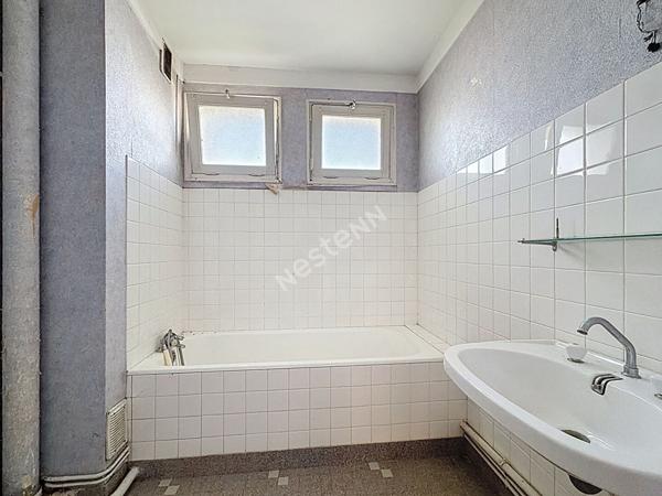 Nantes Bourgeonnière : A VENDRE, Appartement T3 au 3ème et dernier étage, 2 chambres, balcon, cave et parking. Prévoir rafraichissement.