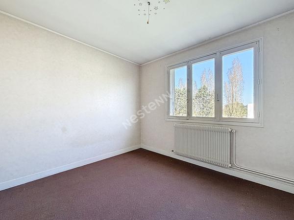 Nantes Bourgeonnière : A VENDRE, Appartement T3 au 3ème et dernier étage, 2 chambres, balcon, cave et parking. Prévoir rafraichissement.