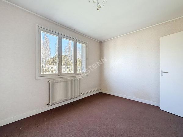 Nantes Bourgeonnière : A VENDRE, Appartement T3 au 3ème et dernier étage, 2 chambres, balcon, cave et parking. Prévoir rafraichissement.