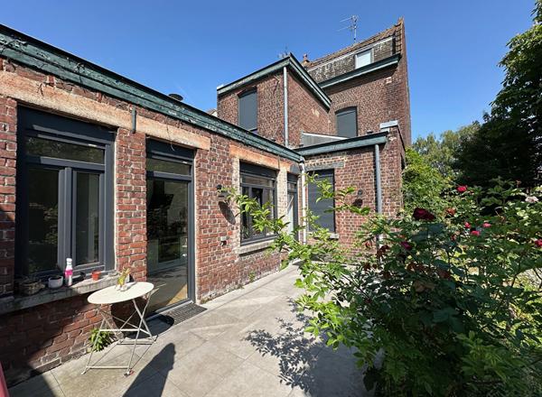 Tourcoing Blanche Porte, Maison bourgeoise semi individuelle de 150 m² avec 5 chambres, 4 salles de bains, 4 WC, un appartement de type 3 indépendant équipé cadastrée sur près de 400 m² de terrain Tourcoing