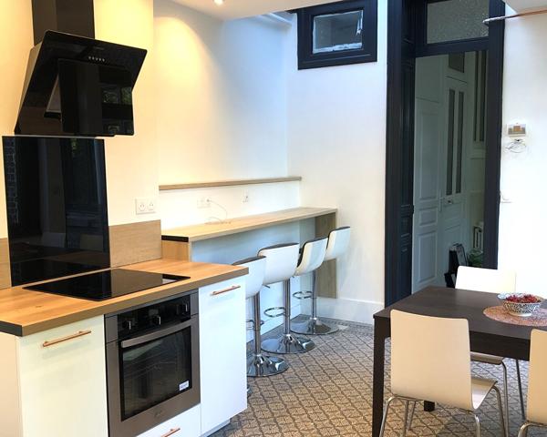 Tourcoing Blanche Porte, Maison bourgeoise semi individuelle de 150 m² avec 5 chambres, 4 salles de bains, 4 WC, un appartement de type 3 indépendant équipé cadastrée sur près de 400 m² de terrain Tourcoing