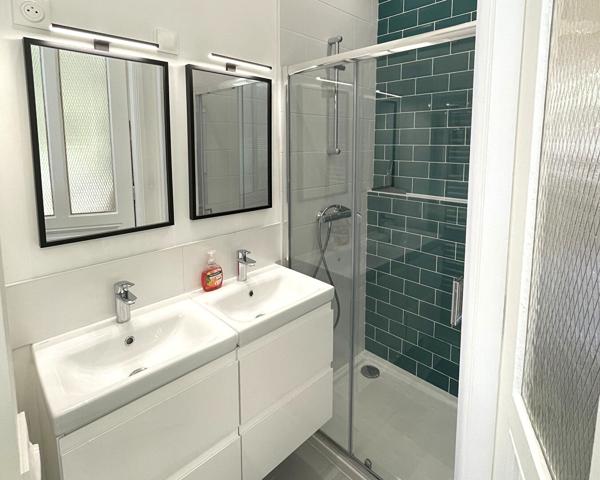 Tourcoing Blanche Porte, Maison bourgeoise semi individuelle de 150 m² avec 5 chambres, 4 salles de bains, 4 WC, un appartement de type 3 indépendant équipé cadastrée sur près de 400 m² de terrain Tourcoing