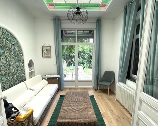 Tourcoing Blanche Porte, Maison bourgeoise semi individuelle de 150 m² avec 5 chambres, 4 salles de bains, 4 WC, un appartement de type 3 indépendant équipé cadastrée sur près de 400 m² de terrain Tourcoing