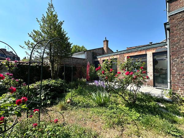 Tourcoing Blanche Porte, Maison bourgeoise semi individuelle de 150 m² avec 5 chambres, 4 salles de bains, 4 WC, un appartement de type 3 indépendant équipé cadastrée sur près de 400 m² de terrain Tourcoing