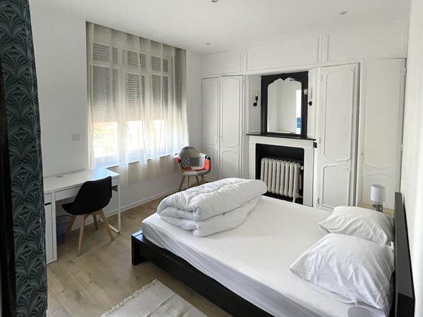 Tourcoing Blanche Porte, Maison bourgeoise semi individuelle de 150 m² avec 5 chambres, 4 salles de bains, 4 WC, un appartement de type 3 indépendant équipé cadastrée sur près de 400 m² de terrain Tourcoing