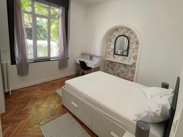 Tourcoing Blanche Porte, Maison bourgeoise semi individuelle de 150 m² avec 5 chambres, 4 salles de bains, 4 WC, un appartement de type 3 indépendant équipé cadastrée sur près de 400 m² de terrain Tourcoing