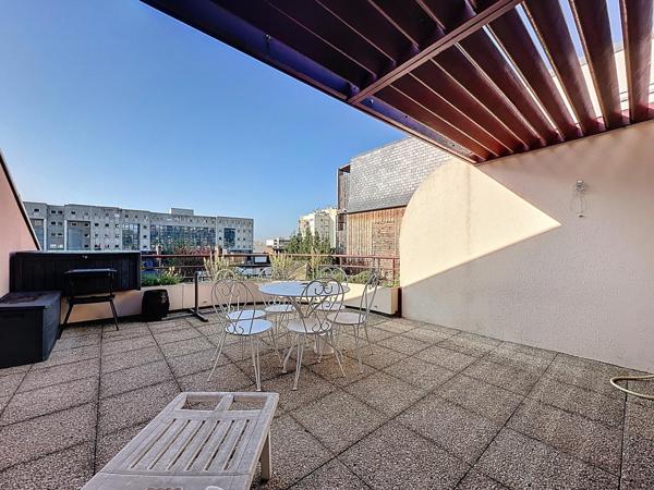Appartement lumineux avec terrasse et parkings – Bollée