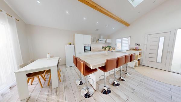 Maison récente 2023 – Plain-pied 130 m² – Piscine – Double garage – Vaulx Milieu